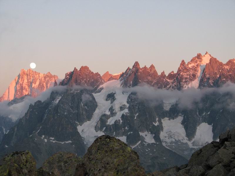 Levé de lune sur les Jorasses - Aiguilles de Chamonix depuis l'aiguille de Charlanon
