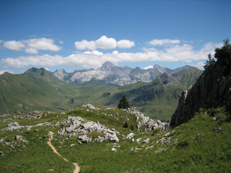 Pointe Percée et Mont-Blanc dépassant les Aravis