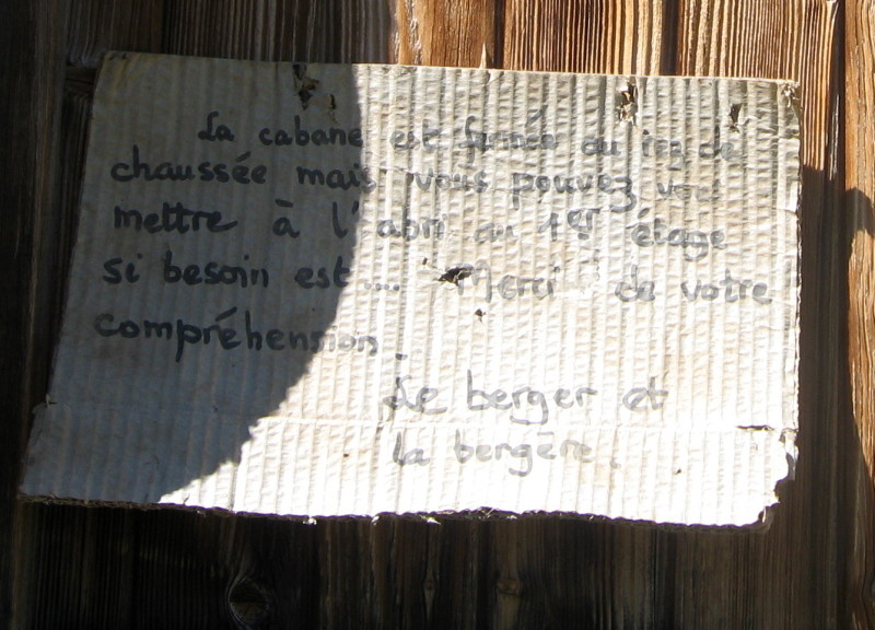 Le message à l'entrée de la bergerie