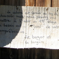 Le message à l'entrée de la bergerie