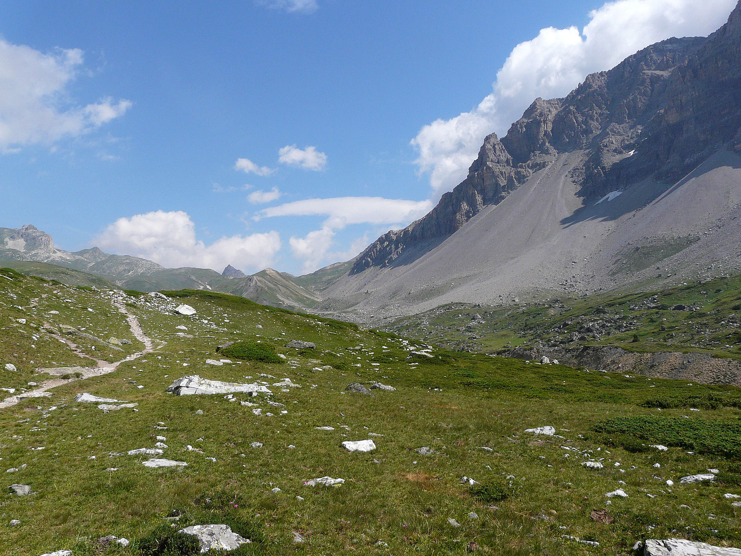Le col de la Vallée Etroite au loin