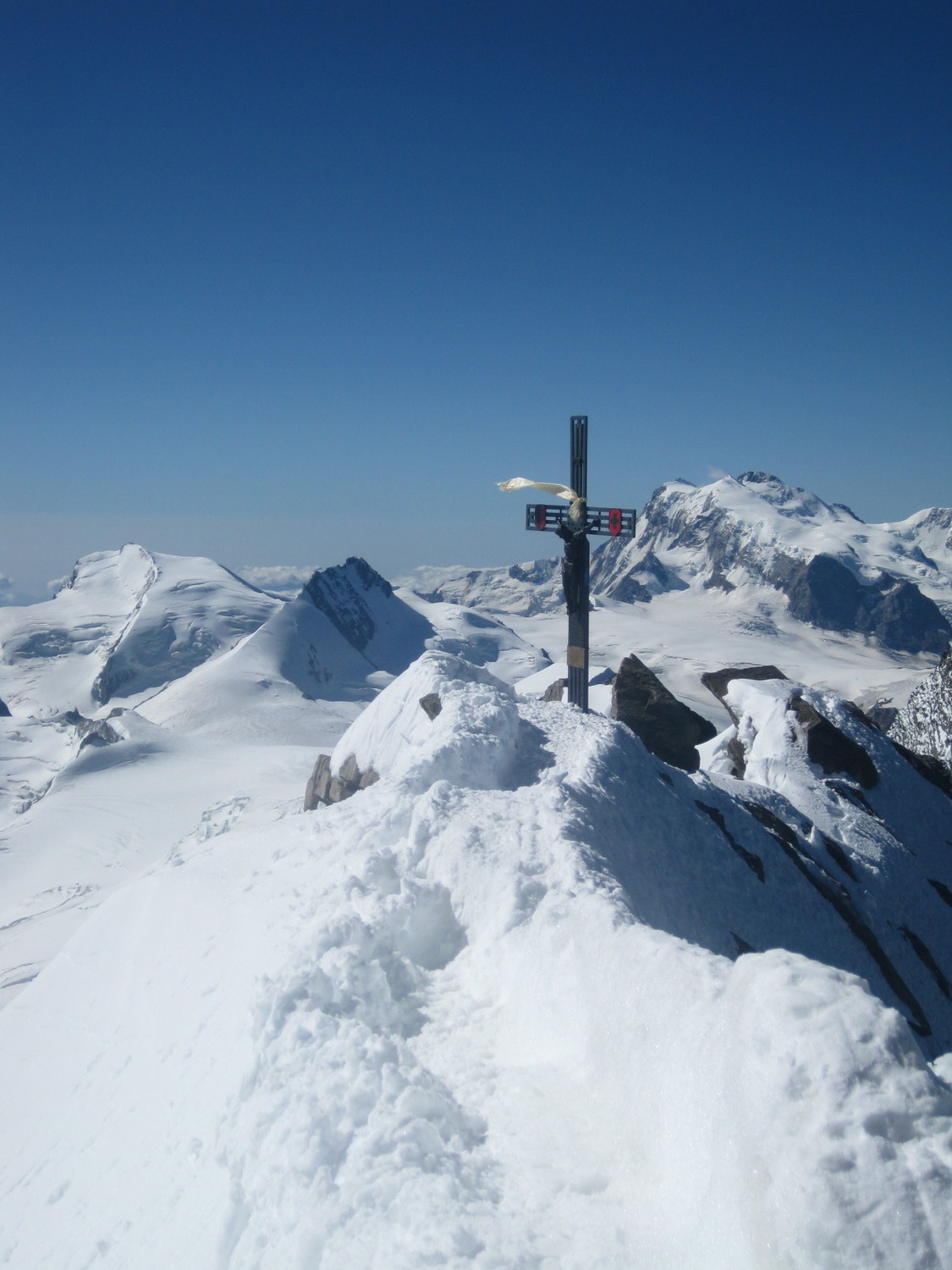 Croix sommitale du Dom avec le Rimpfischhorn et le Mont Rose en toile de fond