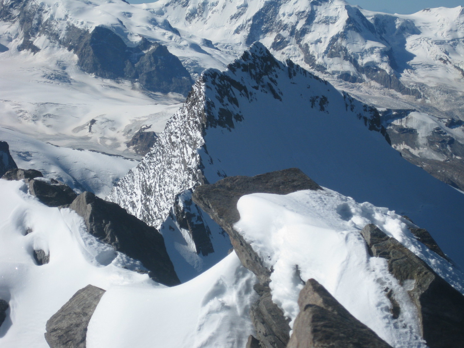 Vue sur l'arrivée de l'impressionnante arête Täschhorn-Dom