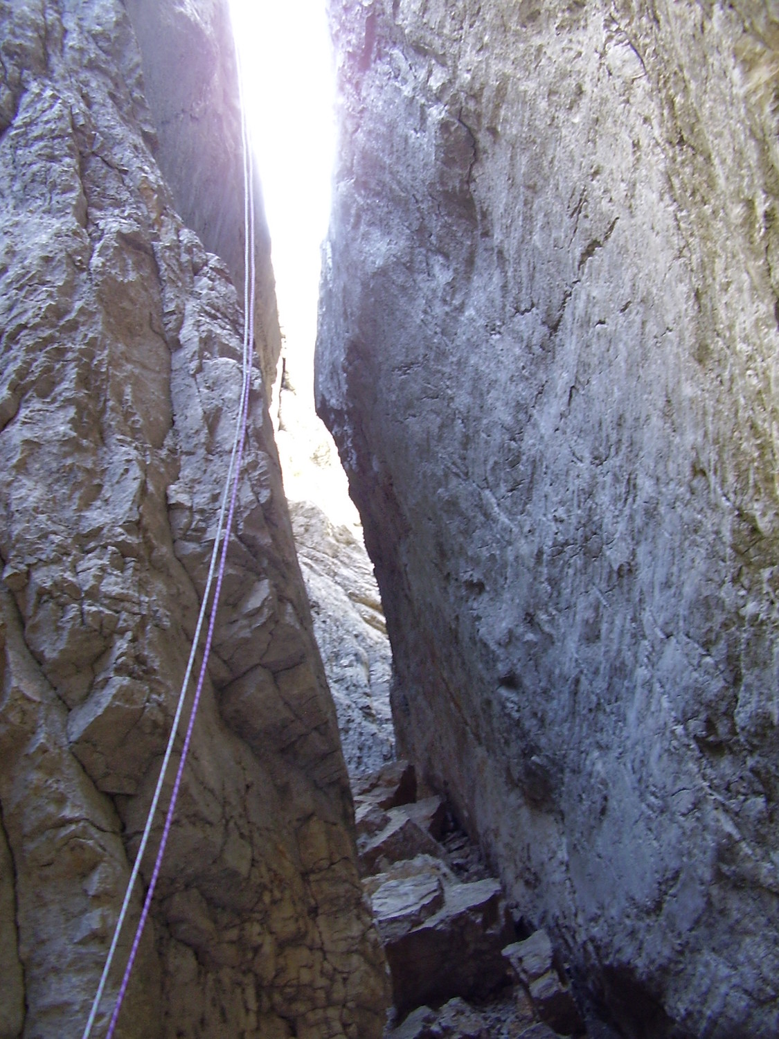 le rappel suspendu de la descente.