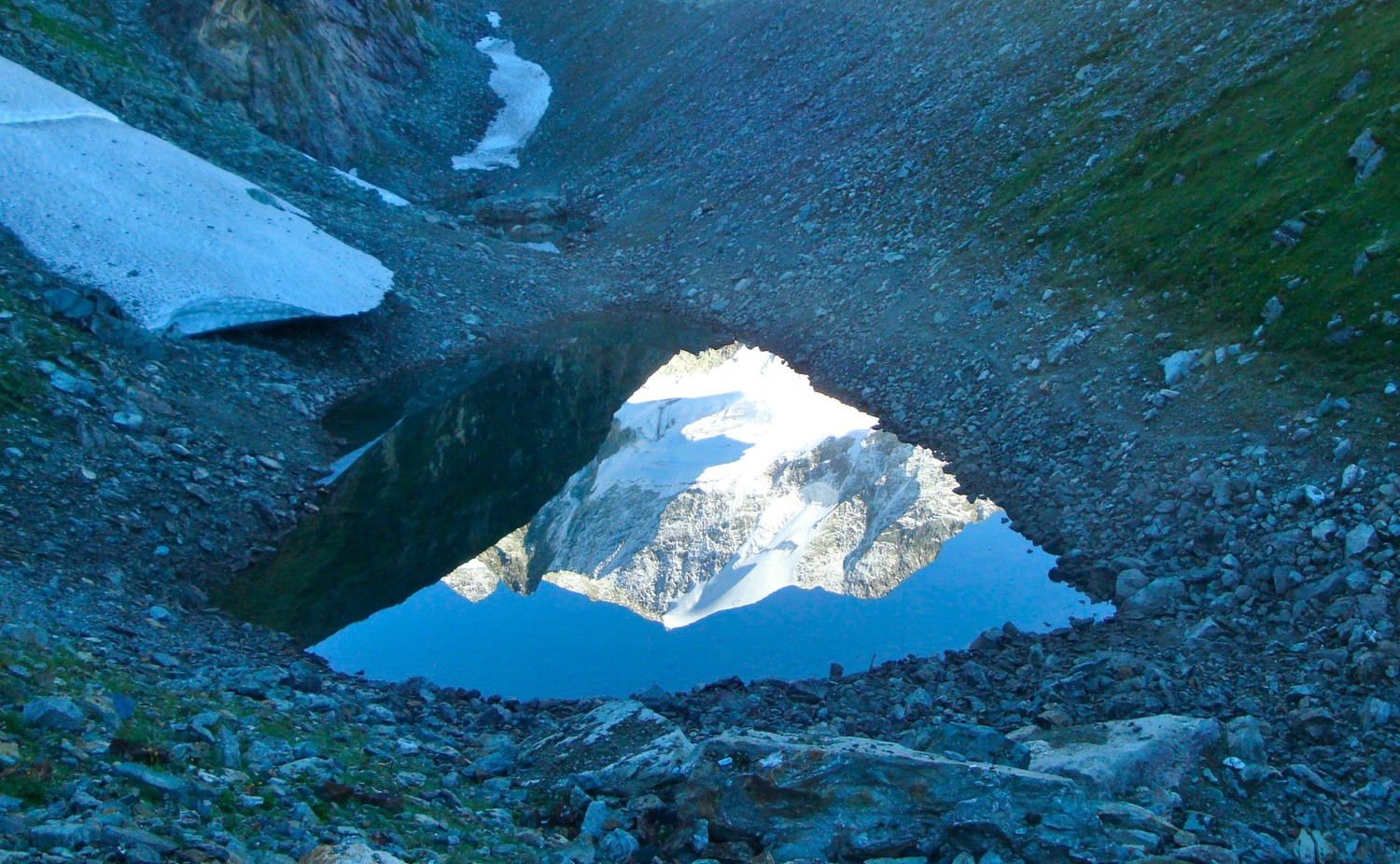 Face N. de Mourti dans le petit lac.