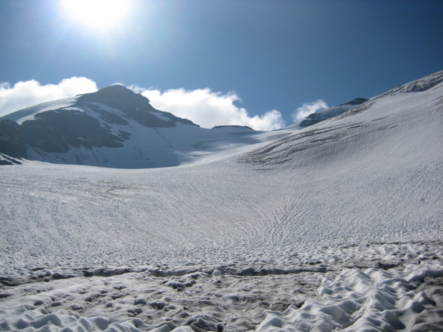 Le sommet au loin