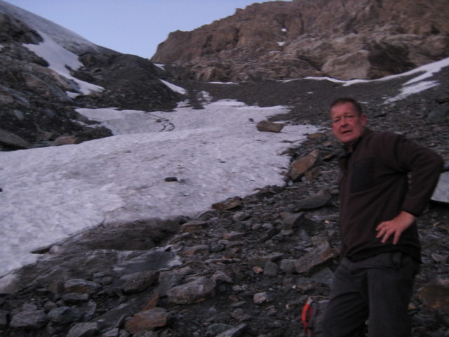 Désolé pour la photo peu flatteuse, Bruce, mais on voit bien l'accès au glacier rive gauche