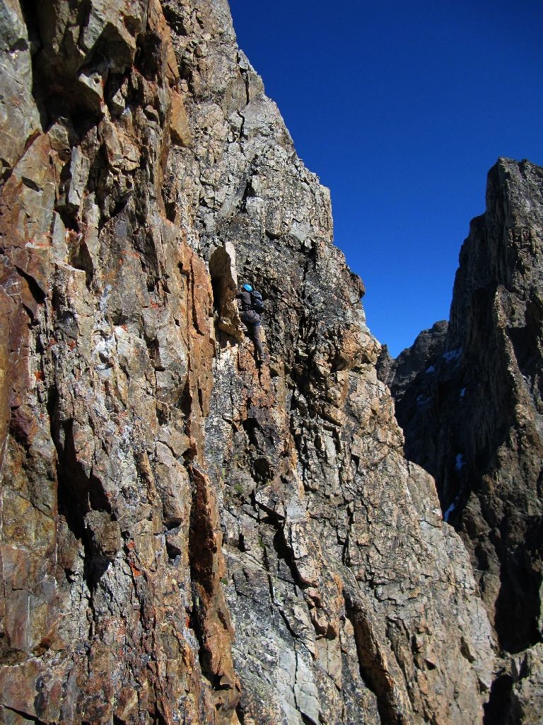 Lionel dans la traversée sous le couloir sommital de la tour Choisy