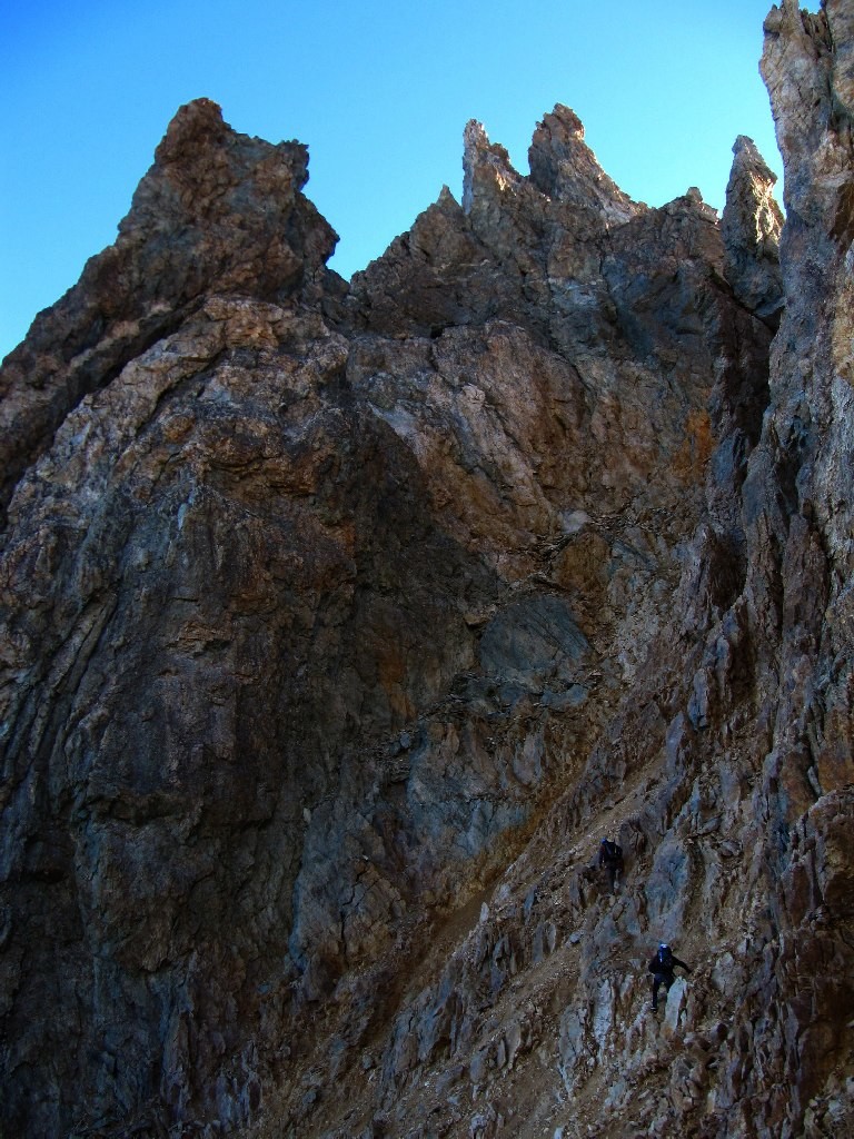 Départ depuis le Col de la Casse déserte: A gauche le gendarme bifide à repérer
