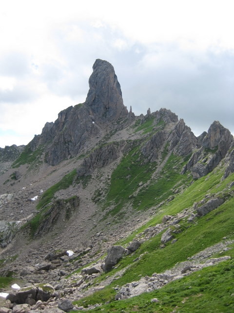 Sentier d'approche visible sous les arêtes à droite