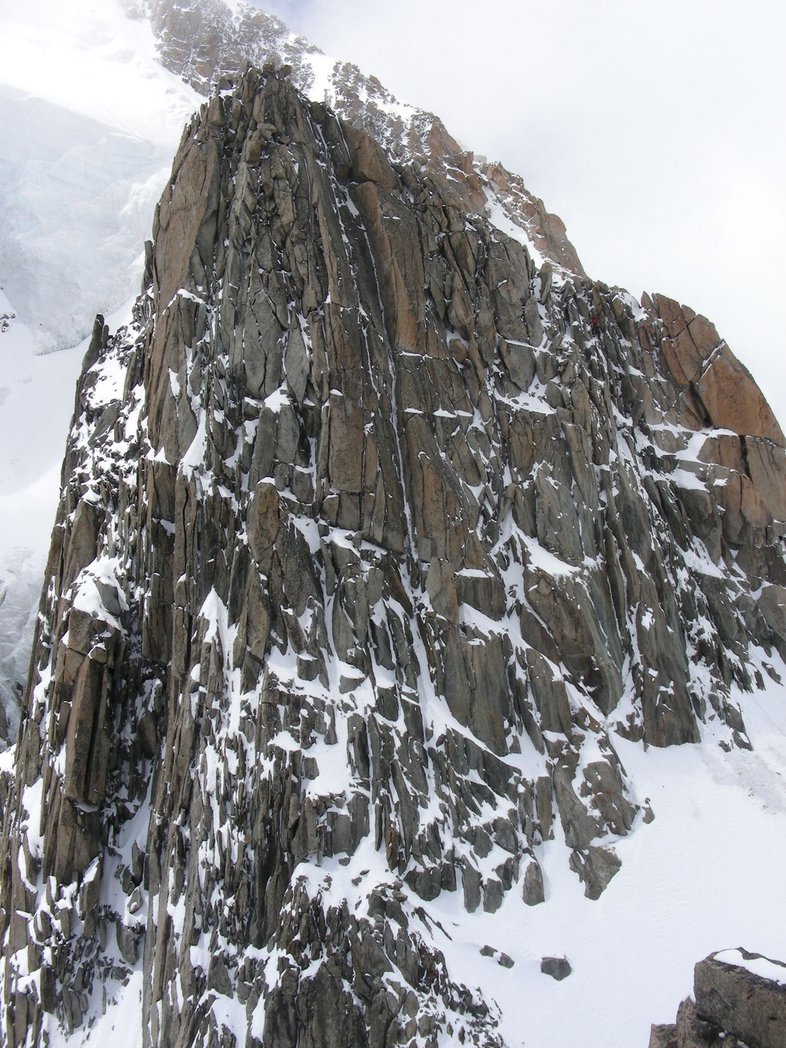 La pointe rocheuse principale (la cheminée se situe sur la droite)