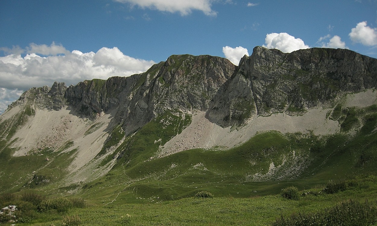 La face NW des crêtes du Rotechaste à G et du Schafberg à D