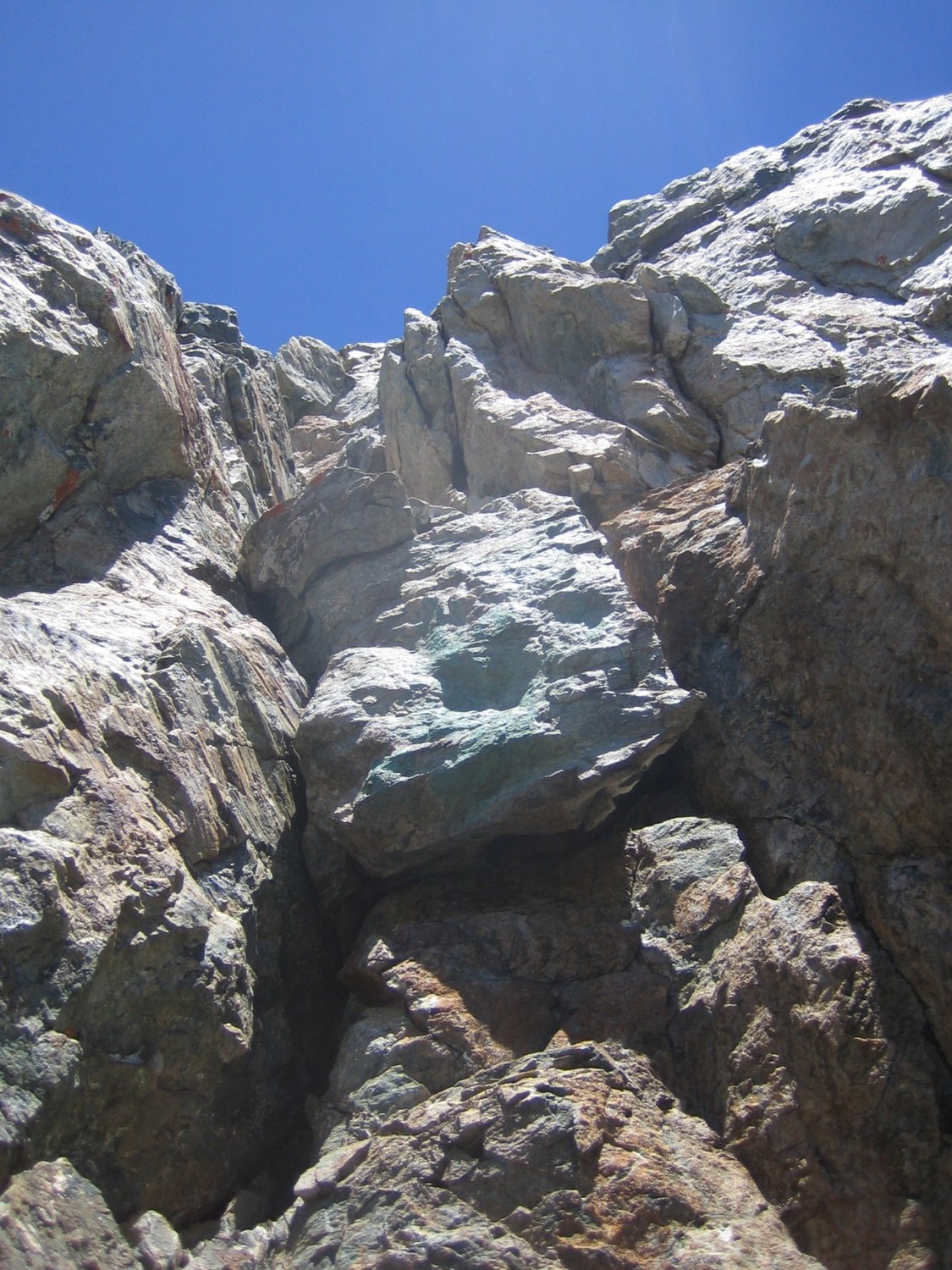 la suite au dessus du relais expo (peinture ou lichens?)
