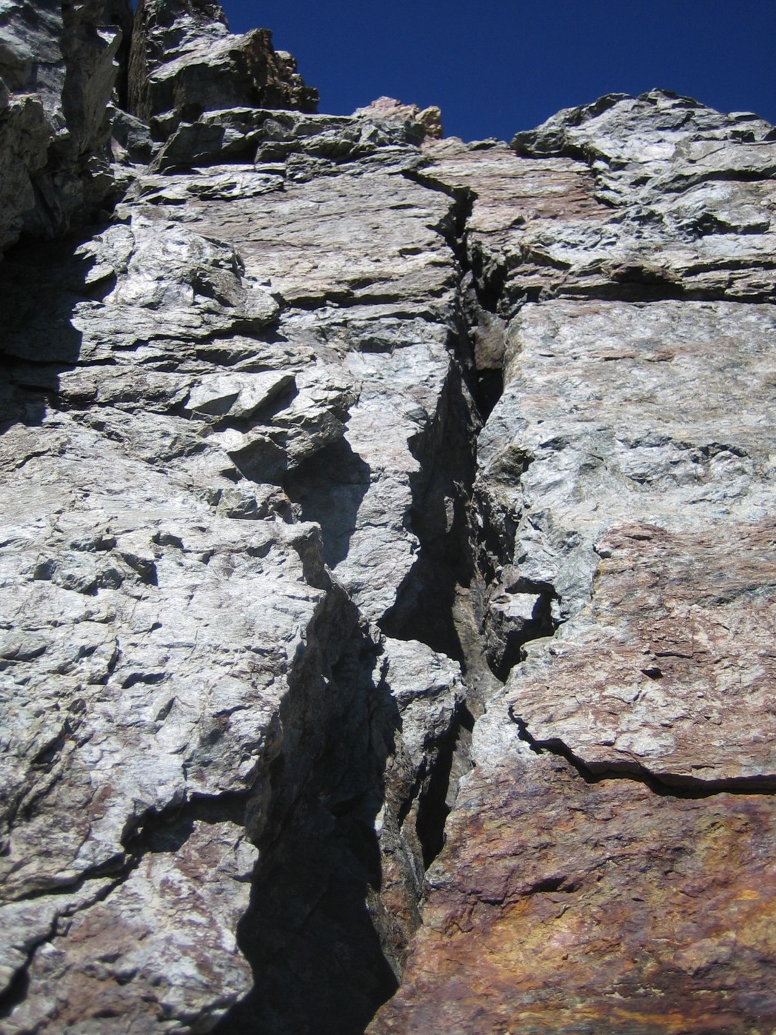 la belle fissure rouge sous le mur terminal