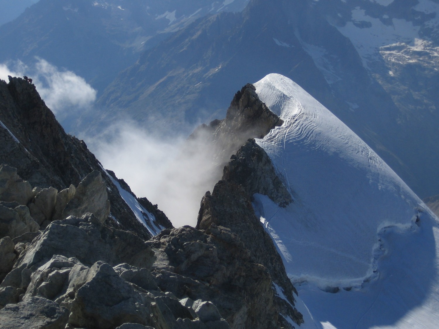 une cordée sur la descente de l'arete