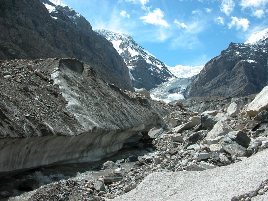 Rivière sur un glacier latéral
