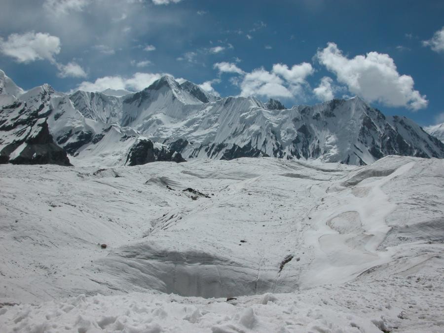 Dernier obstacle, le glacier Sviodochka, au fond les crêtes du Khoshkal Tau (Pobieda ouest 7000)