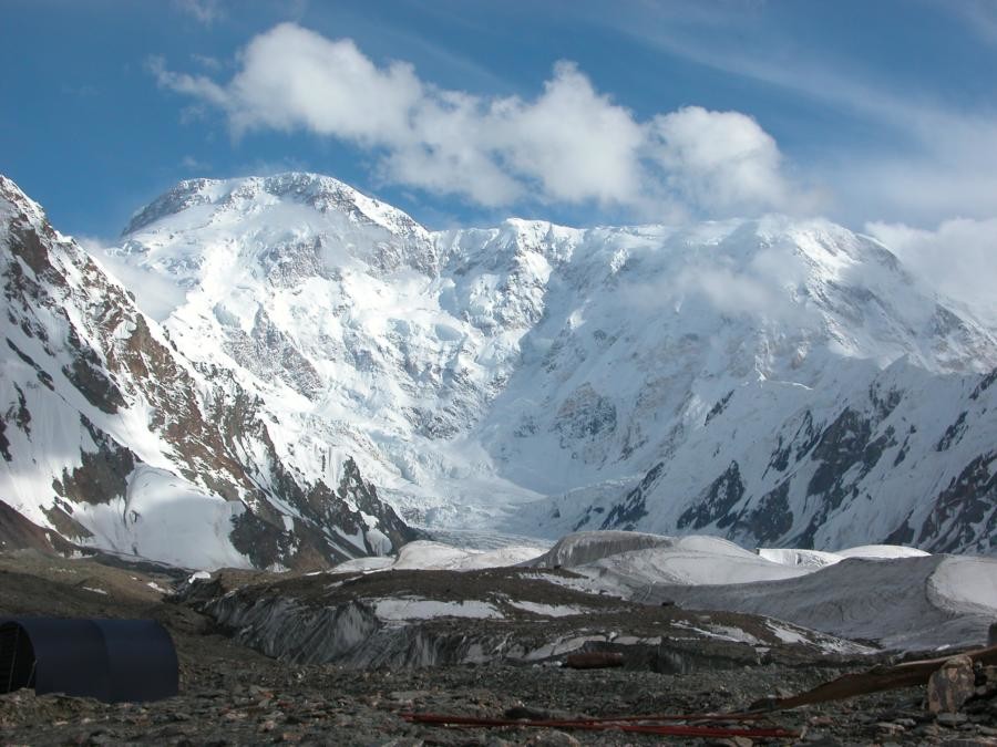 La terrible face nord du Pic Pobieda 7439 vue du camp de base de l'Engilchek sud