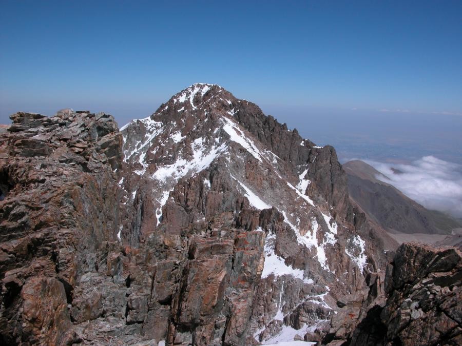 Vue générale de la traversée de l'amour depuis le sommet, au fond le Pic Uchitel