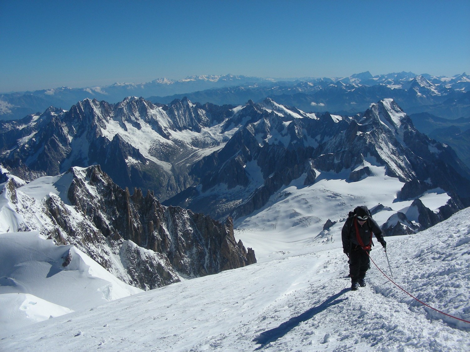 La vue vers le NW depuis le sommet du Mont Blanc