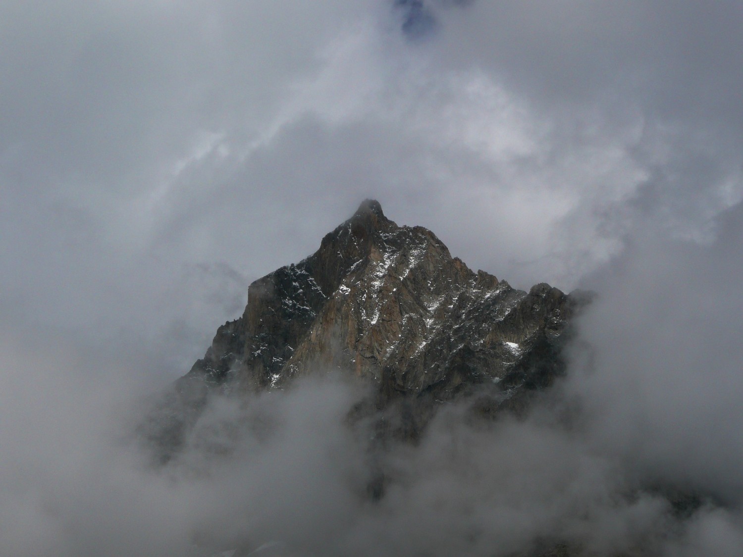 Jägihorn : l'arête SE est celle de droite