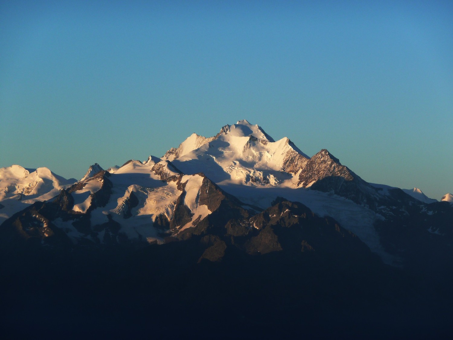 Lever de soleil sur le Dom depuis la cabane Baltschieder