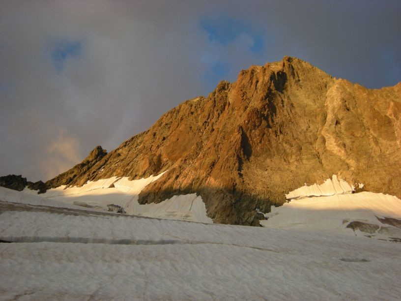 Les Bans depuis le glacier de la Pilatte (Voie normale de profil à gauche, beau pilier NE de face)