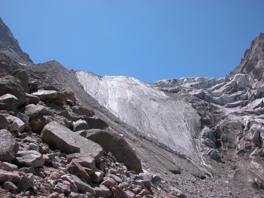 Moraine pour accéder au plateau glaciaire sous les Corona et le Svobodnaia Korea