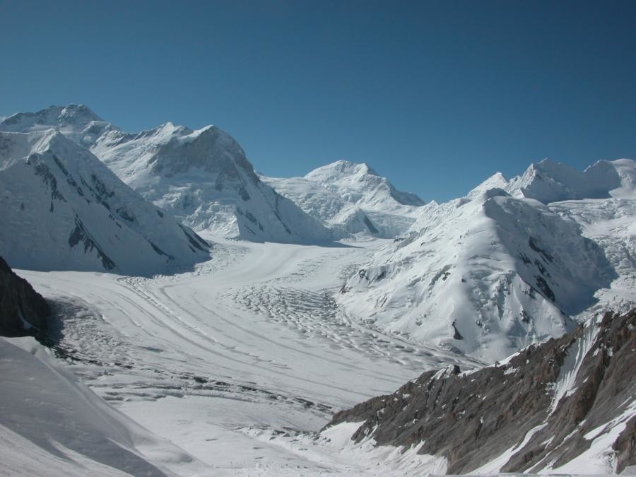 Vue du bassin supérieur de l'Engilchek sud, au fond le Pic des topographes militaires