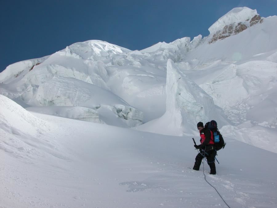 Gilles dans la montée au camp 2 dans la combe glaciaire sous le Pic Chapaev