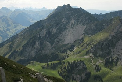 Gros Brun, Combigabel, et Chörblispitz (en enfilade de Gà D) Gros Brun, Combigabel, et Chörblispitz (en enfilade de Gà D)
