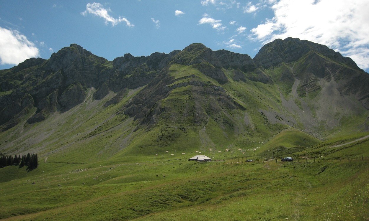 Le sommet (2160m) de la Stieregrat à G, et le Kaiserregg tout à D.