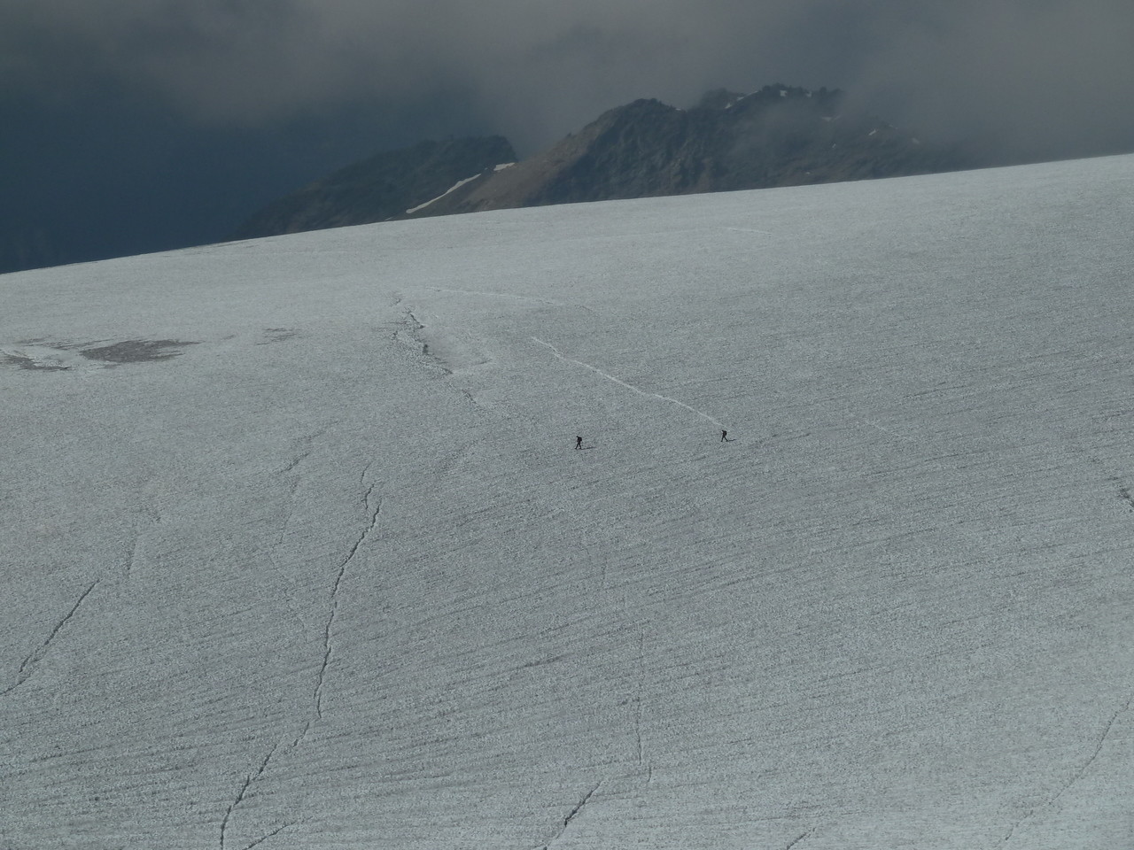 Des gens qui descendent vers Flaferalp