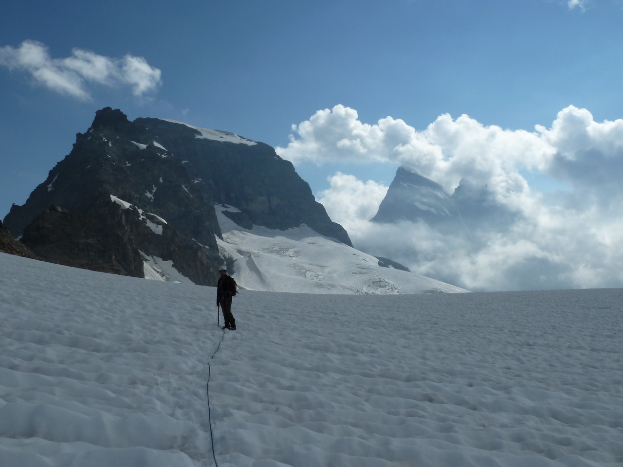 Le Tschingelhorn et à droite l'arête W du Breithorn