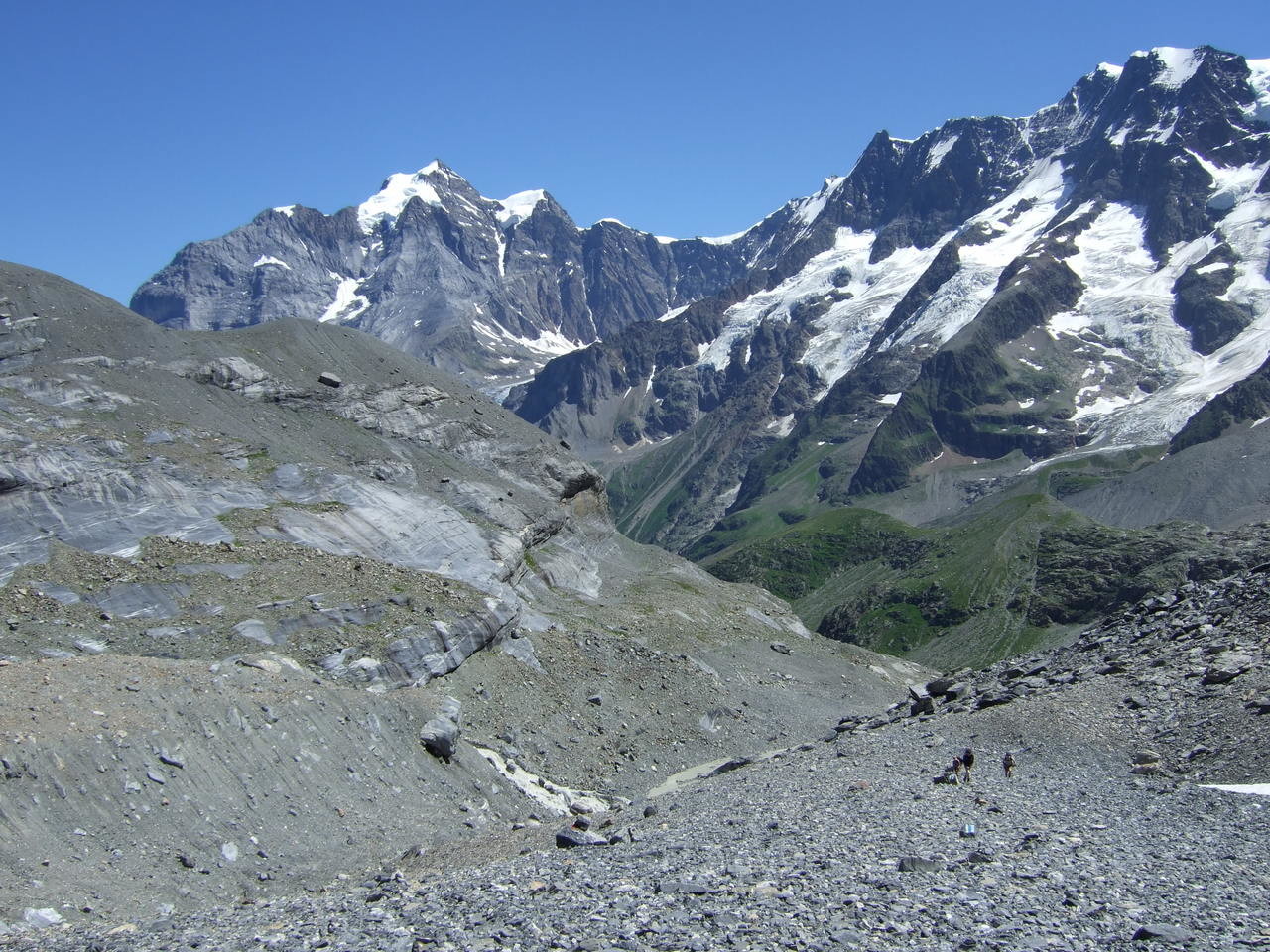 Montée à la Mutthornhütte, avec fond de Jungfrau