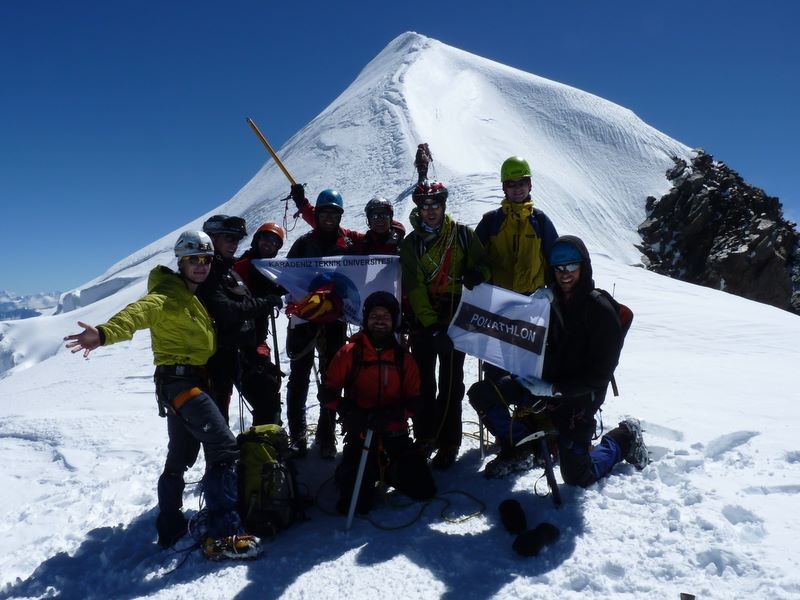 Le groupe sous le sommet du Mont Blanc