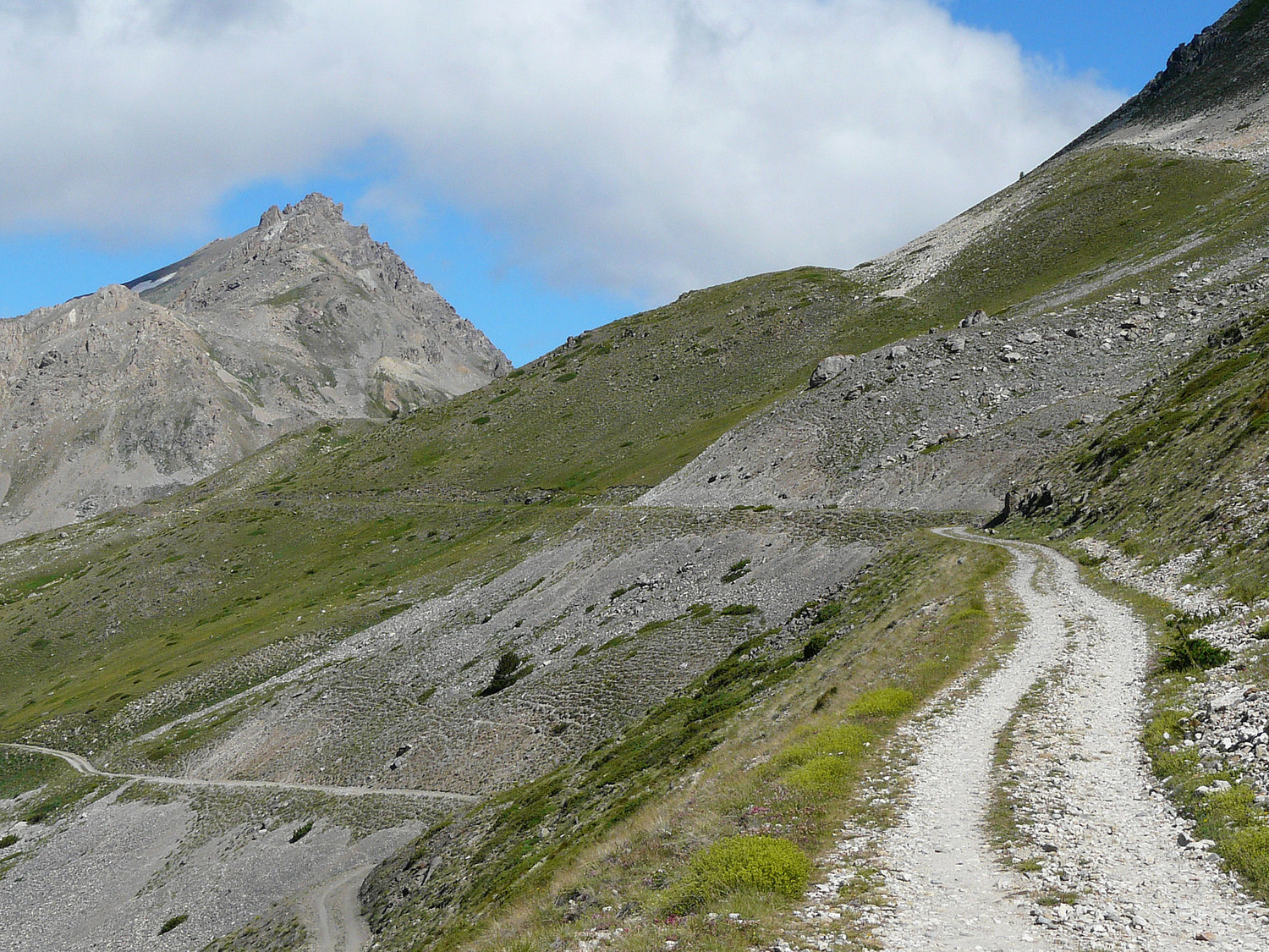 La piste et le chemin du Roy (en contrebas) menant au col de Buffère versant Guisane