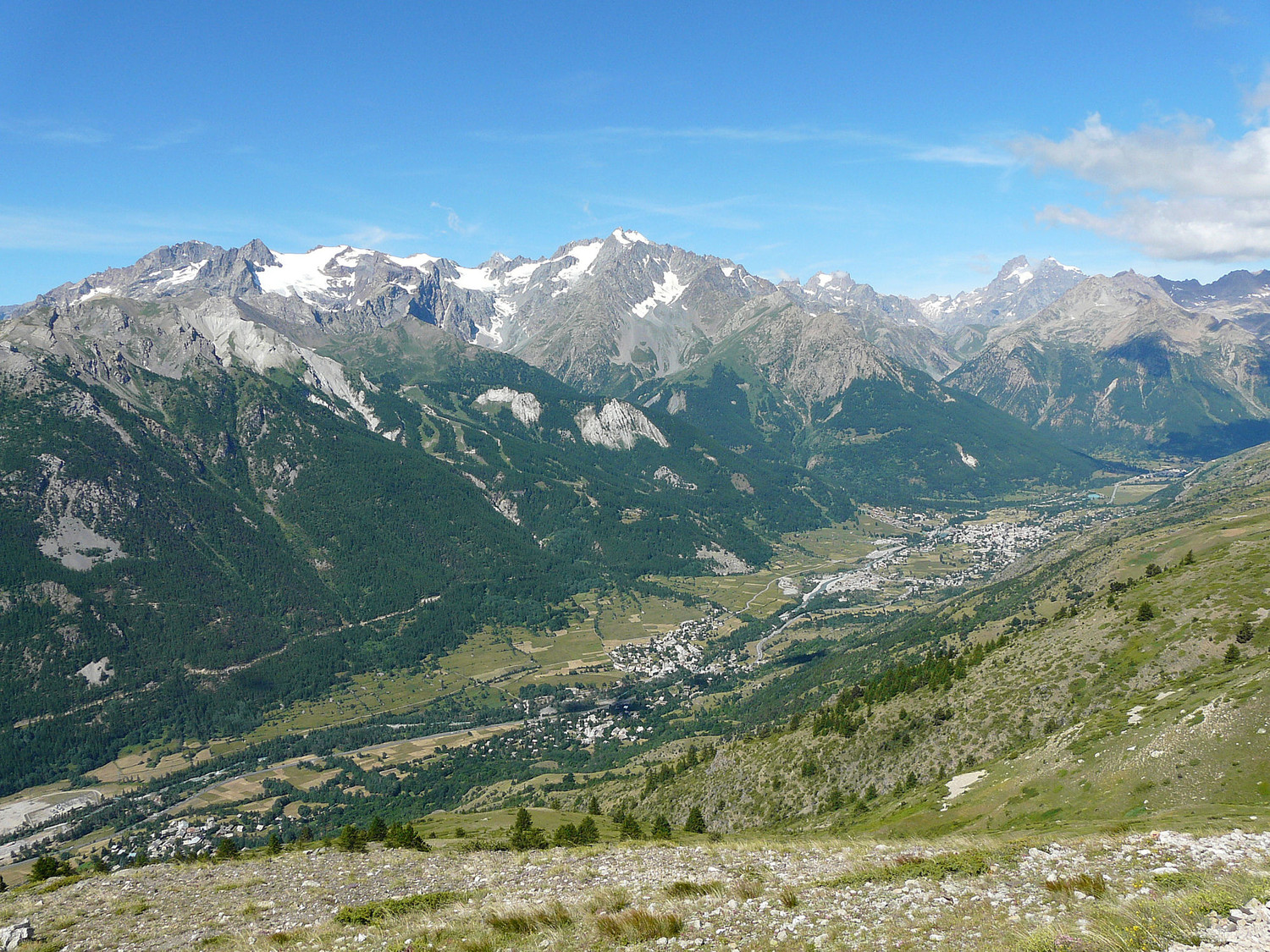 Vue sur la vallée de la Guisane depuis la piste menant au col de Buffère