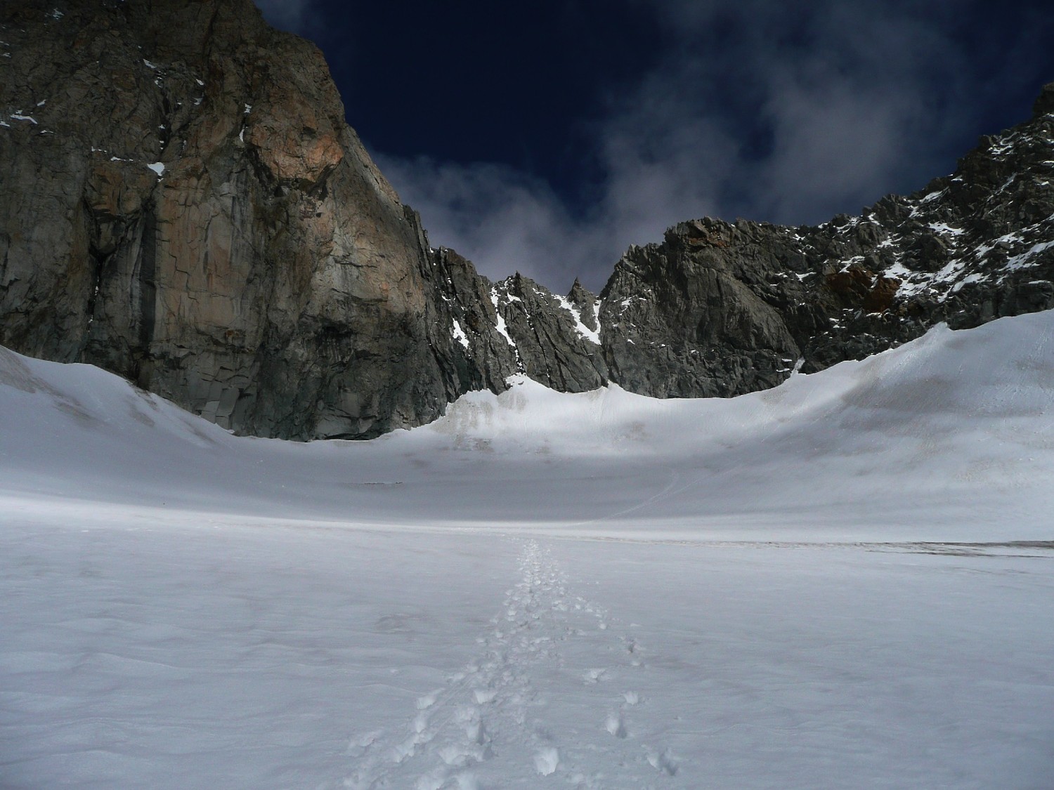 Les 2 alternatives du versant S du Gredetschjoch, couloir du rappel à G, pente de mixte à D