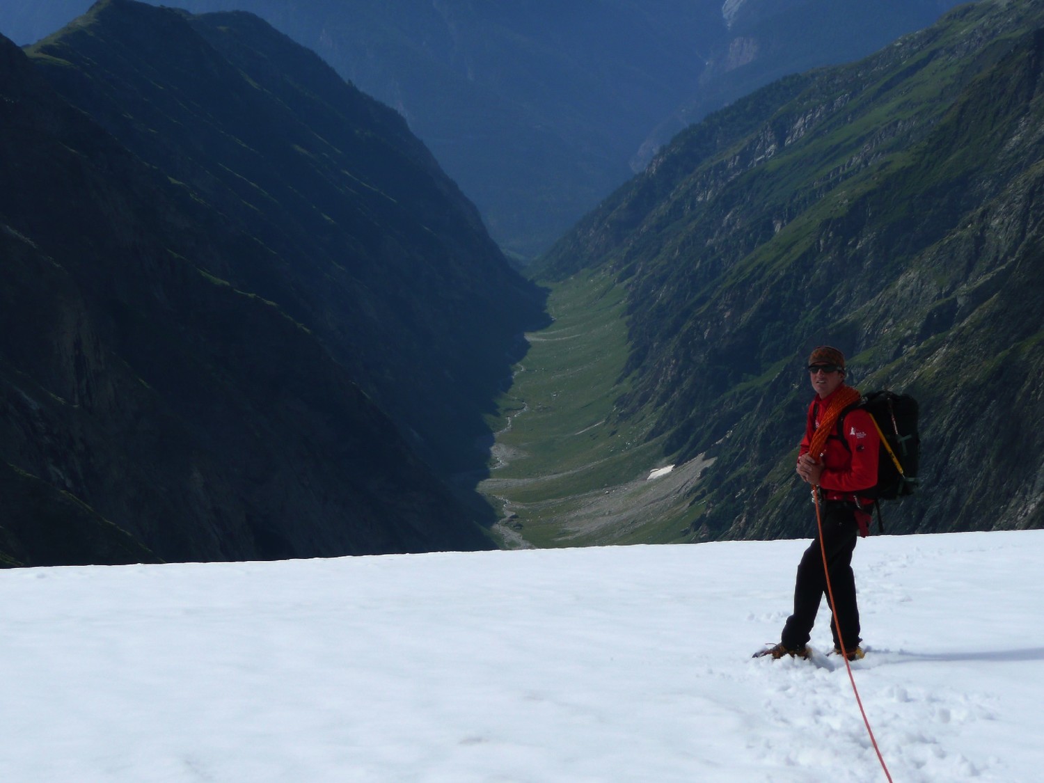 Descente du Gredetschgletscher, au fond l'interminable Gredetschtal