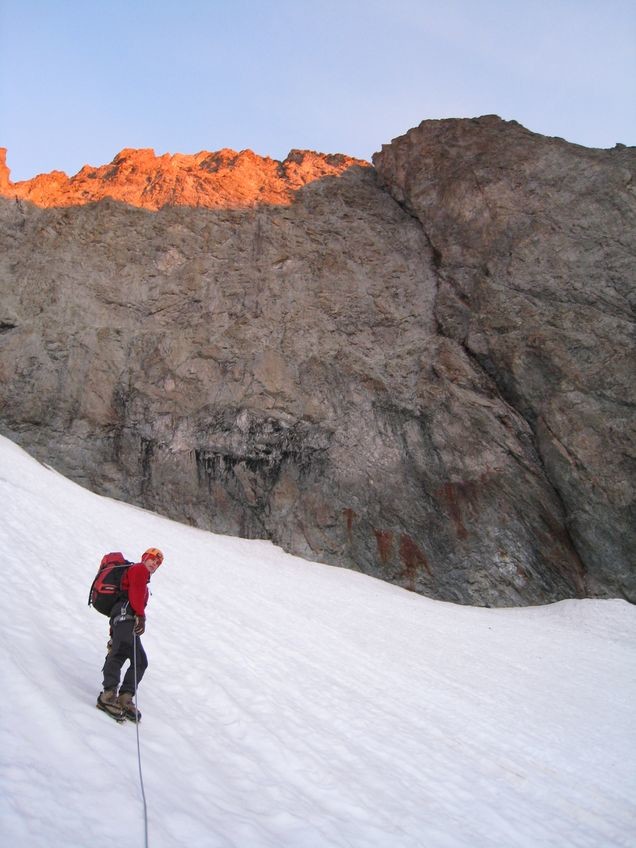 Au pied de la face SE, sur le glacier des Bans