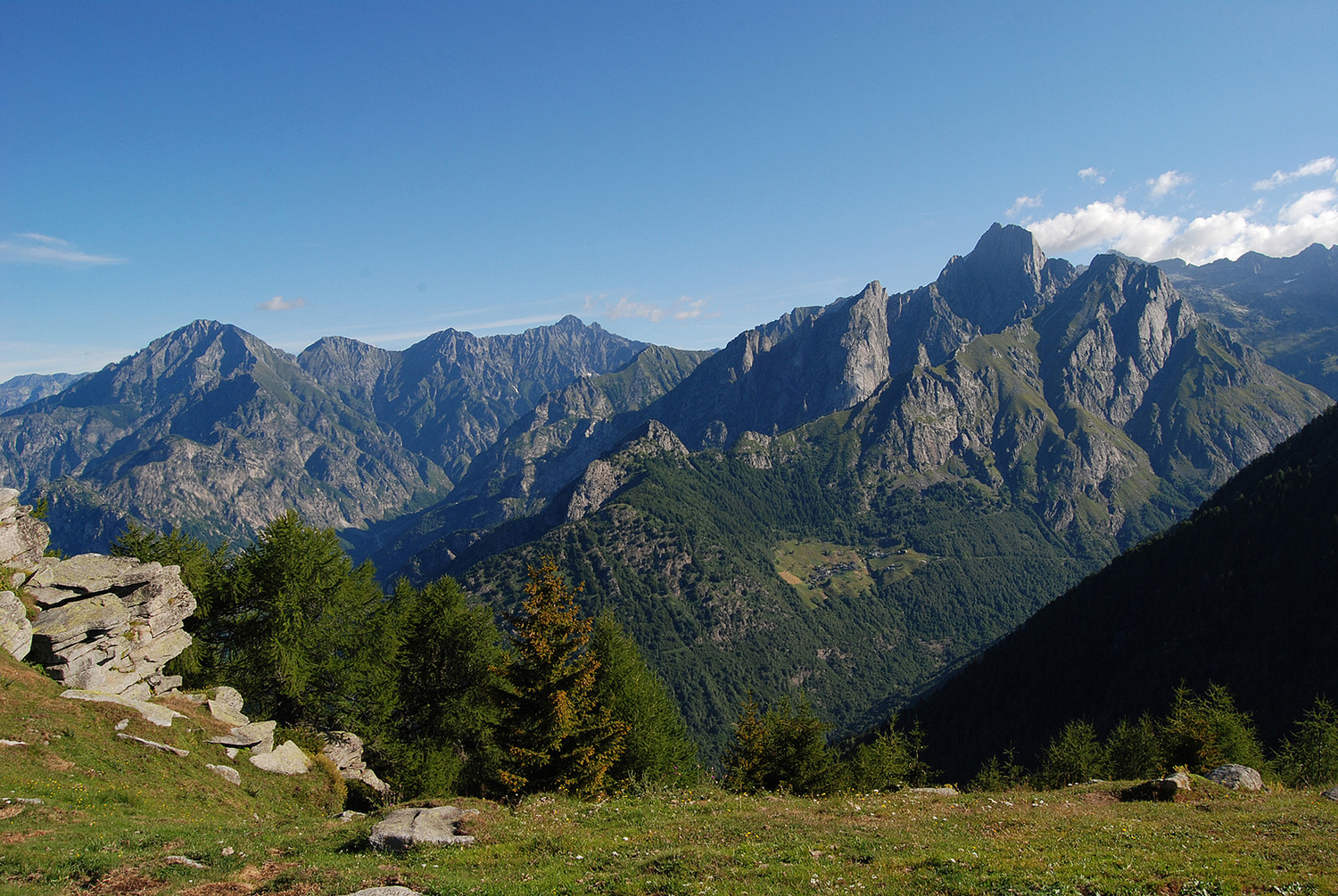 Le montagne della Val dei Ratti e della Val Codera viste dalla Basetta 1746 m.