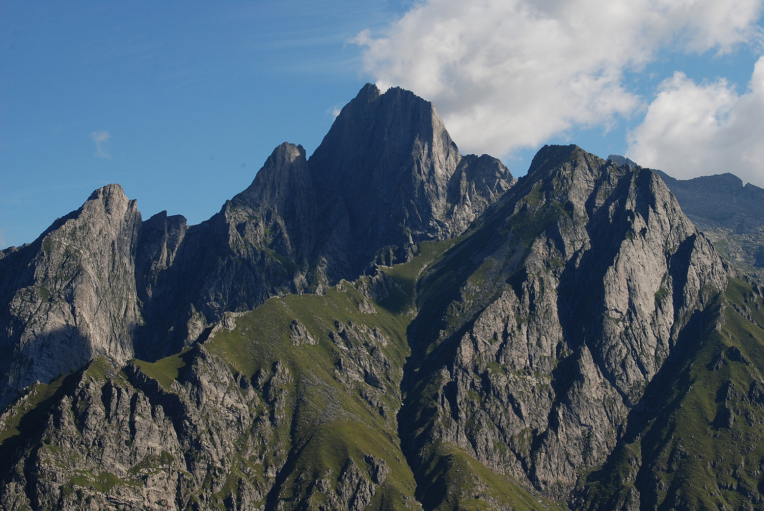 l versante SW del Sasso Manduino 2888 m visto dalla Bassetta 1746 m
