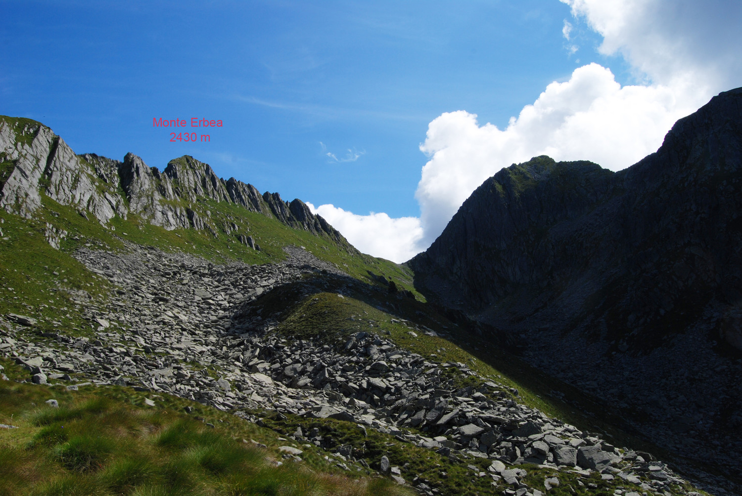 Il Monte Erbea 2430 m visto SW da circa 2100 m.