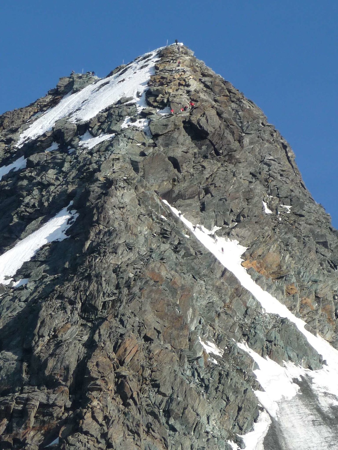 le couloir de montée en neige (un peu caché) et l'arête