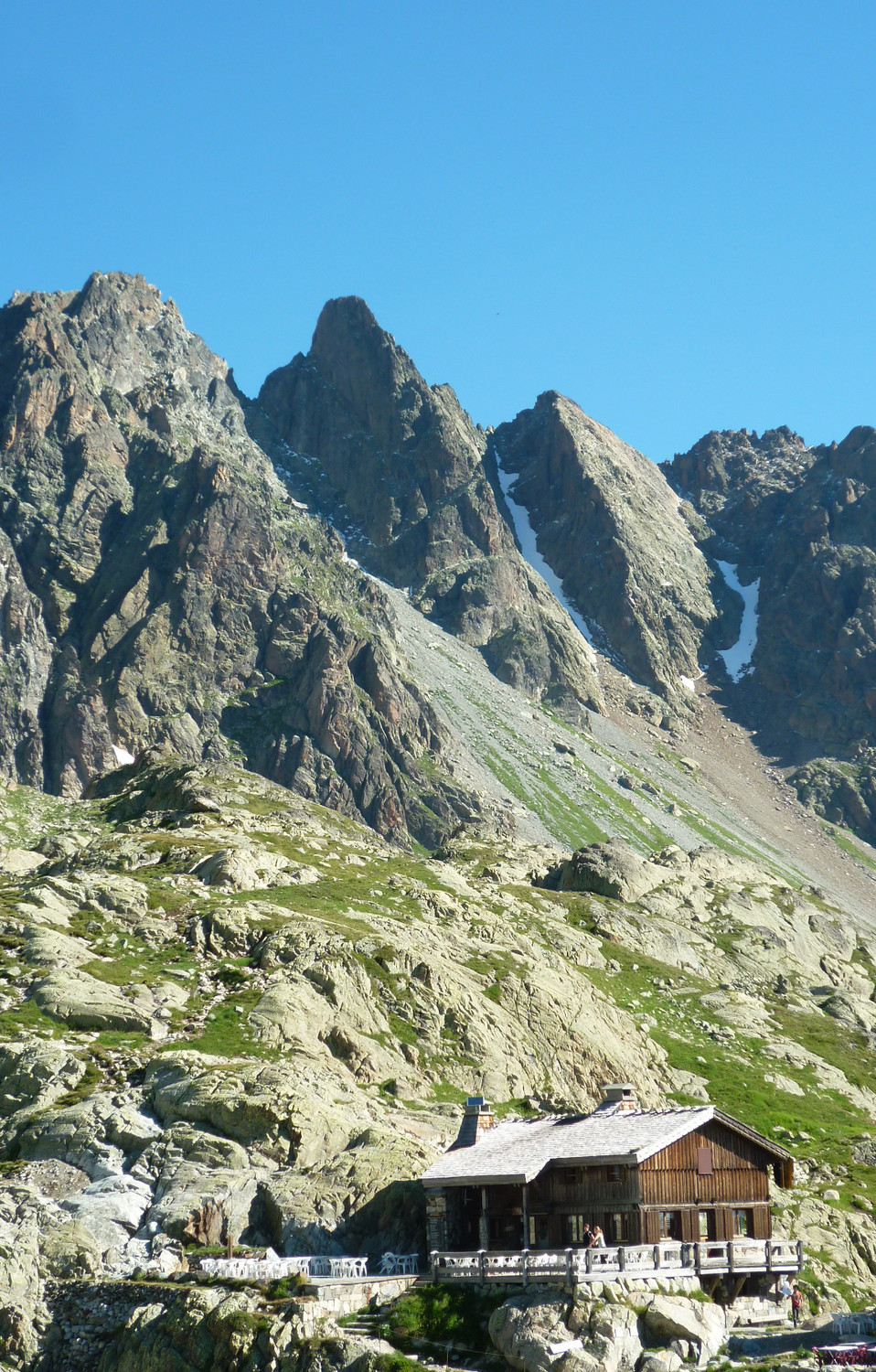 Refuge du lac Blanc, sous fond d'Aiguille de la Persévérance,