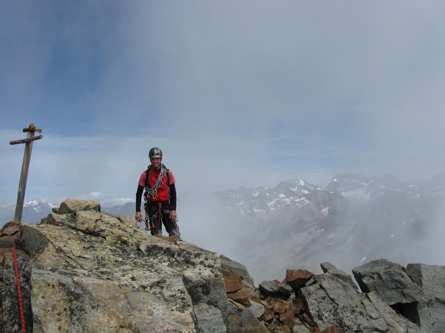 La Meije au loin derrière les nuages.