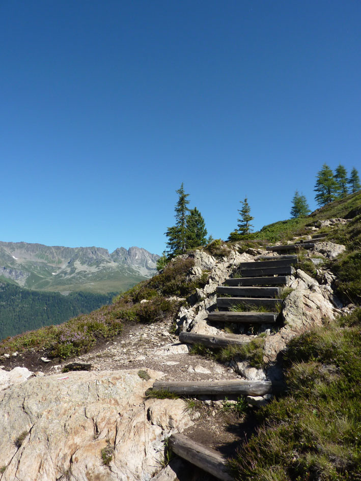 escaliers montant sur la crête