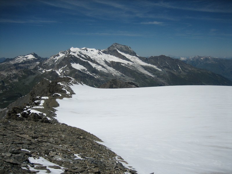 Cheminement au bord du glacier