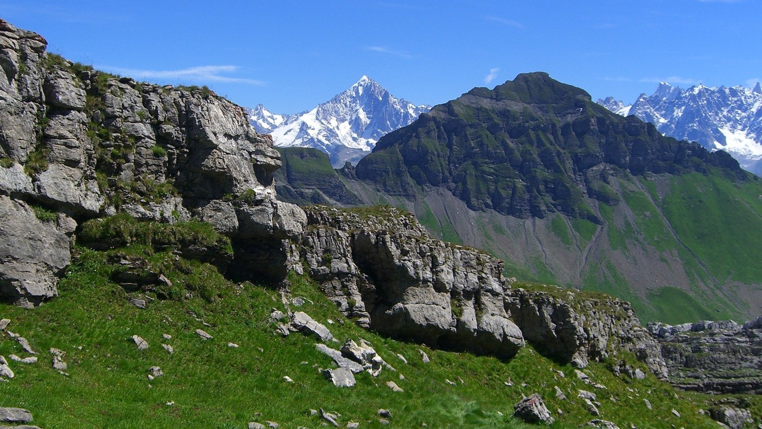 Colonney-l'aiguille verte devant l'aiguille blanche au loin n'est pas l'aig verte